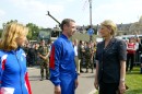 N2005-258M01-0040 * Les prsentations et salutations  Madame le Ministre de la Dfense et du Chef d'Etat-Major des Armes.
Le lieutenant-colonel Dermine, chef des quipes comptitions. * 2464 x 1648 * (1.13MB)