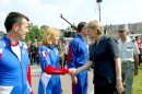 N2005-258M01-0042 * Les prsentations et salutations  Madame le Ministre de la Dfense et du Chef d'Etat-Major des Armes.
L'Adj. Valrie Vanhove, du corps de la gendarmerie, membre de l'Equipe de France Militaire de Parachutisme (Prcision d'Aterrissage). * 2464 x 1648 * (1.24MB)