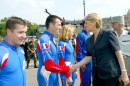 N2005-258M01-0043 * Les prsentations et salutations  Madame le Ministre de la Dfense et du Chef d'Etat-Major des Armes.
Le Sgc Ronan Henaff, de l'Arme de l'air, membre de l'Equipe de France Militaire de Parachutisme (Prcision d'Aterrissage). * 2464 x 1648 * (1.28MB)
