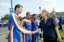 N2005-258M01-0048 * Les prsentations et salutations  Madame le Ministre de la Dfense et du Chef d'Etat-Major des Armes.
Le Sgc Vincent Coliac, de l'Arme de l'air, membre de l'Equipe de France Militaire de Parachutisme (Voile Contact). * 2464 x 1648 * (1.29MB)